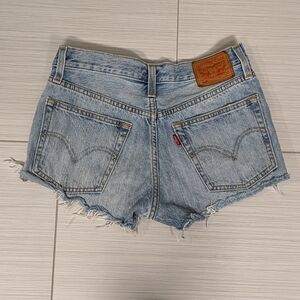 Women's Levi's jean shorts light wash - size 25